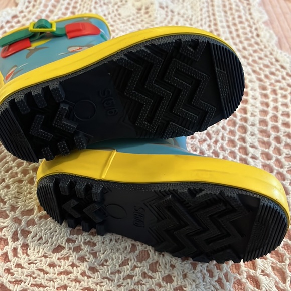 Kids  waterproof garden boots NWT by Sun Squad.  With fun shark patterns. - Picture 4 of 9